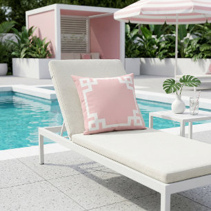 ペタルピンクと白ギリシャ鍵   編集可能な色 アウトドアクッション