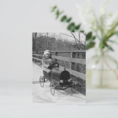 ペダルカーを運転する少女 1922年 ポストカード (スタンド正面)