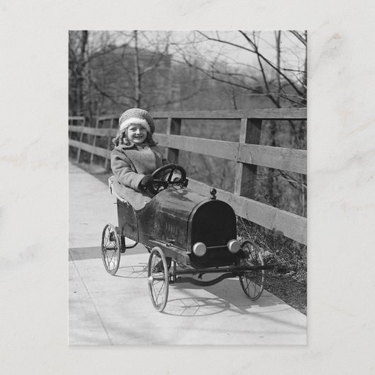 ペダルカーを運転する少女 1922年 ポストカード (正面)