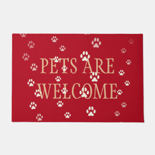 「ペットが大歓迎」猫と犬が赤くプリント ドアマット
