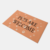 「ペットが大歓迎」猫と犬の足跡オレンジ ドアマット (アングル)