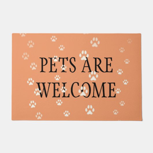「ペットが大歓迎」猫と犬の足跡オレンジ ドアマット (正面)