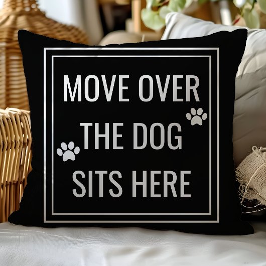 ペットが座っている犬の上を移動すおもしろいる クッション