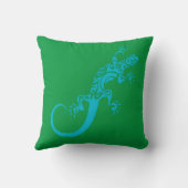 ペットとしての青いゲッコ。クックアート装飾用クッション クッション (裏面)