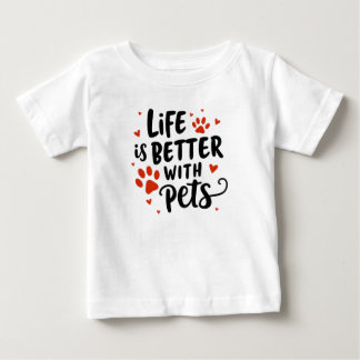 ペットとの生活が良い – かわいい赤いハートペット ベビーTシャツ