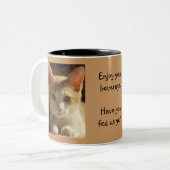 ペットにマグを食べ物を与えて下さい ツートーンマグカップ (正面左)