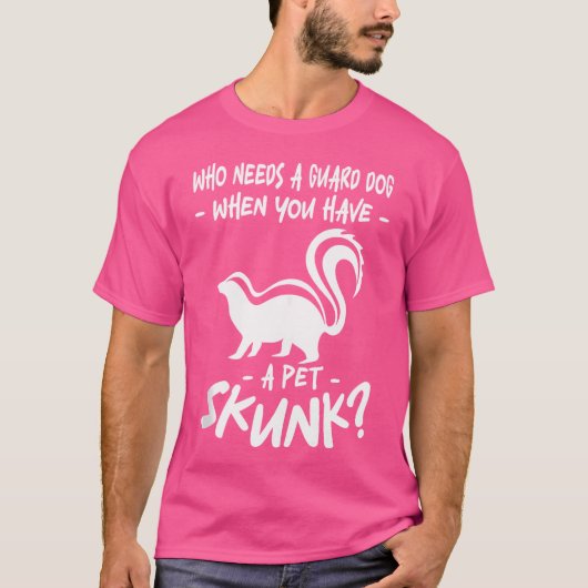 ペットのスカンクを飼っている時に番犬が必要な人 Tシャツ (正面)