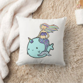 ペットのナルワルに乗るレインボーヘア付き人魚 クッション (ブランケット)