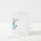 ペットのナルワルに乗るレインボーヘア付き人魚 フロストグラスマグカップ (正面右)