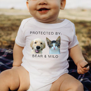 ペットの保護犬と猫がカスタムいる赤ちゃんシャワー ベビーボディスーツ