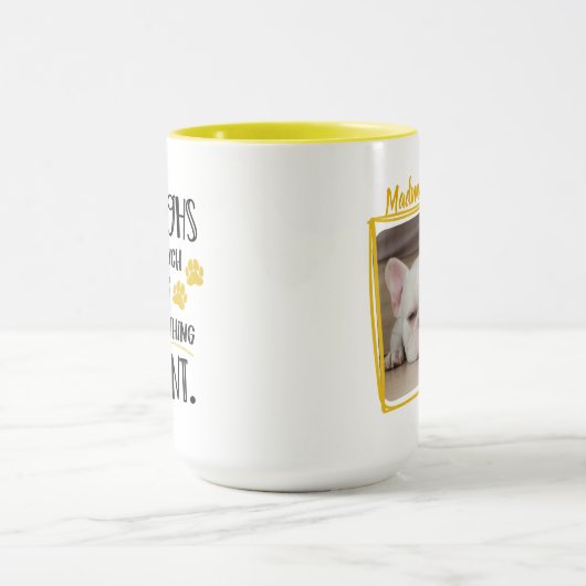 ペットの写真おもしろい黄色と不機嫌な犬の引用文 マグカップ (中央)