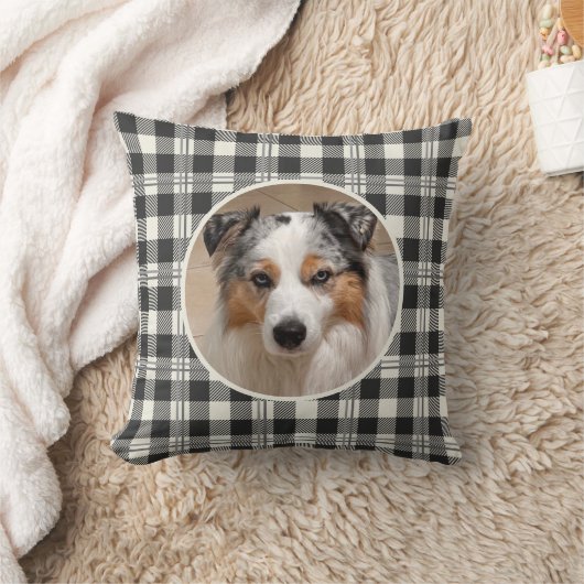 ペットの写真があしらわれた、落ち着いたダークグレーのブッファロープレイドデザイン クッション (ブランケット)