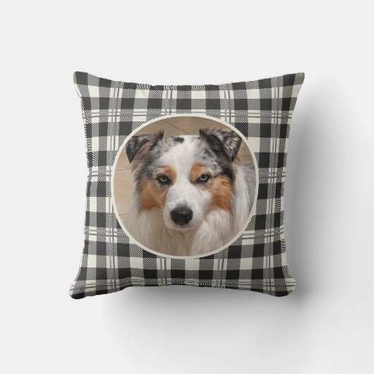 ペットの写真があしらわれた、落ち着いたダークグレーのブッファロープレイドデザイン クッション (裏面)