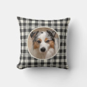 ペットの写真があしらわれた、落ち着いたダークグレーのブッファロープレイドデザイン クッション (正面)