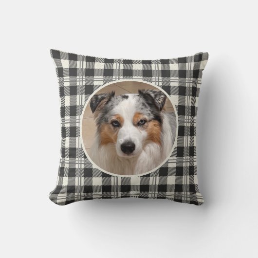 ペットの写真があしらわれた、落ち着いたダークグレーのブッファロープレイドデザイン クッション (正面)