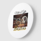 ペットの友人のbesties名前ペットの写真動物の愛を追加 ラージ壁時計 (傾斜)