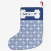 ペットの名前で青と犬の骨に雪が積もる スモールクリスマスストッキング (裏面)