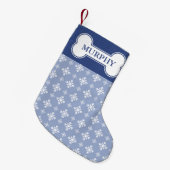 ペットの名前で青と犬の骨に雪が積もる スモールクリスマスストッキング (正面 (吊り時))