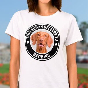 ペットの名前入りカスタム写真 Funny この人間は属する Tシャツ