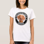 ペットの名前入りカスタム写真 Funny この人間は属する Tシャツ (正面)