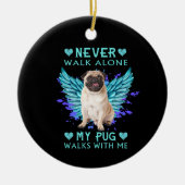 ペットの記念碑と一緒に私のパグの散歩を一人で歩くことはない セラミックオーナメント (正面)