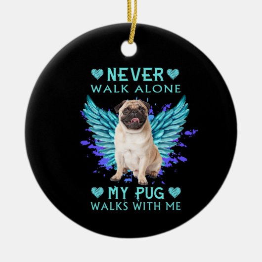 ペットの記念碑と一緒に私のパグの散歩を一人で歩くことはない セラミックオーナメント (正面)