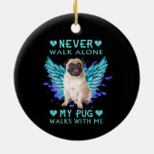 ペットの記念碑と一緒に私のパグの散歩を一人で歩くことはない セラミックオーナメント (裏面)