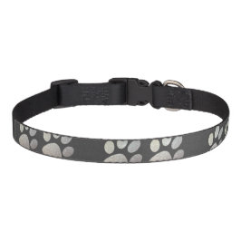 ペットの足跡がグレーの背景にシルバーのグリッターでプリント ペット首輪