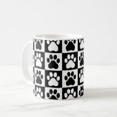 ペットの足 – 車または犬のシームレ市松模様にームパターン コーヒーマグカップ (正面左)