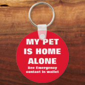 ペットは家に一人の緊急用ペットの警連絡告 キーホルダー (正面)