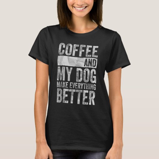 ペットコーヒーと私の犬は全てをより良くする Tシャツ (正面)
