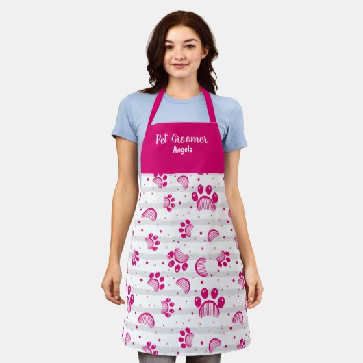 ペットパーソナライズされたトリマーピンクポーエプロン エプロン (着用した状態)