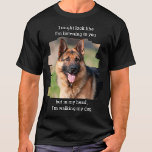 ペットパーソナライズされたフォトおもしろい犬パパ Tシャツ<br><div class="desc">本当に本当だ！今、あなたは単語を言う必要はない、ちょうどシャツが話をする必要はない。「私は君に似ているかも聞しれないが、頭の中では犬を歩くにしている」犬の写真とお気に入りの名前でパーソナライズ。犬の恋人には一人が必要だ。すべての犬の母とパパのための完璧な贈り物。COPYRIGHT © 2020 Judy Burrows,  Black Dog Art - All Rights Reserved.ペットパーソナライズされたフォトおもしろい犬パパTシャツ</div>