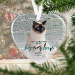 ペットフォト初めてのクリスマスフォーエバーホームティール（緑がかった色）グリーン オーナメント<br><div class="desc">この美しい記念初めてのクリスマスでペットの新しい家モダンのオーナメントを祝う。文字読の「私の毛皮の家の初めてのクリスマス」は、ティール（緑がかった色）の緑のフォイルのスクリプトで「毛皮の家エレガントの」とフェイクの言葉を持つ。サンプルの画像を猫や犬の写真に置き換え、名前と年をsans serifティール（緑がかった色）でフォント。白のグラデーションフ救済ィルタが文字をポップ・アートの作成</div>