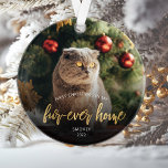 ペットフォト初めてのクリスマスフォーエバーホーム金ゴールドスクリプト オーナメント<br><div class="desc">この美しい記念初めてのクリスマスで新しい家のペットのモダンオーナメントを祝う。文字読は「私の毛皮の家の初めてのクリスマス」で、金ゴールドフォイルのスクリプトで「毛皮の家エレガントのフェイク」と言う。サンプル画像を猫や犬の写真に置き換え、名前と年をホワイトサンセリフフォントで追加する。暗いグラデーションフ救済ィルタが文字をポップ・アートの作る。</div>