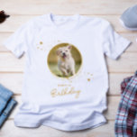 ペットフォト金ゴールドスターズドッグ誕生日 パーソナライズされた Tシャツ<br><div class="desc">パピー・ポーティ！この金ゴールドのペットの写真とグリッターの星のパーティーシャツを使用して、あなたの子犬の誕生日に仕上げtouchを追加すエレガントるカスタム。あなたのアップの写真を追加お気に入りのし、名前、年齢の誕生日でパーソナライズ！Puppy Dogの誕生日コレクションを参照して、一致する誕生日招待状、パーティーデコール、好意、およびギフト。COPYRIGHT © 2020 Judy Burrows,  Black Dog Art - All Rights Reserved.ペットフォト金ゴールドスターズドッグ誕生日パーソナライズされたTシャツ</div>