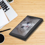 ペットフォパーソナライズされたトのラグドール猫が登場 ナイロン三つ折りウォレット<br><div class="desc">このデザインは、青い目をしたラグドールの美しい写真と黒いタイポグラフィを展示。写真は自分の猫や子猫の写真に置き換えることができる。サンプル文字のRagdoll Ever最高のは、自分で選択した単語に編集でき、名前も提供できる。同じデザインがバッグの反対側に表示される。イメージと文字を1回だけ交換する必要がある。必要もしサンプル文字を削除して、catイメージだけをバッグに表示できるようにする。</div>
