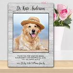 ペット犬の写真パーソナライズされた獣医ありがとう フォトプラーク<br><div class="desc">犬の可愛いペットの写真のプラークを持つ素晴らしい獣医パーソナライズされたに「ありがとう」と言いなさい！ペットの名前と写真でパーソナライズお気に入りのする。この獣医への感謝の贈り物は宝の記念になる。Vet Assistantカスタマイズ、Vet Tech、または獣医タイトルの場合。COPYRIGHT © 2020 Judy Burrows,  Black Dog Art - All Rights Reserved.COPYRIGHT © 2020 Judy Burrows,  Black Dog Art - All Rights Reserved.ペット犬の写真パーソナライズされた獣医サンキュープラーク</div>
