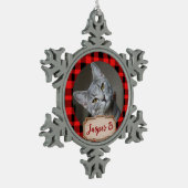 ペット猫のための赤い格子模様のクリスマスの休日の写真 スノーフレークピューターオーナメント (左)