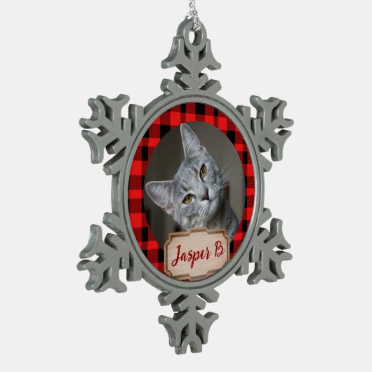 ペット猫のための赤い格子模様のクリスマスの休日の写真 スノーフレークピューターオーナメント (左)