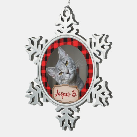 ペット猫のための赤い格子模様のクリスマスの休日の写真 スノーフレークピューターオーナメント (右)