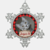 ペット猫のための赤い格子模様のクリスマスの休日の写真 スノーフレークピューターオーナメント (正面)