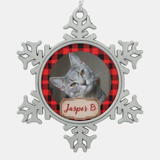 ペット猫のための赤い格子模様のクリスマスの休日の写真 スノーフレークピューターオーナメント (正面)