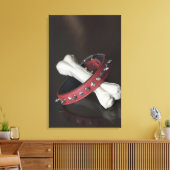 ペット用首輪と犬の骨のクローズアップ キャンバスプリント (インサイチュ (リビング))