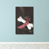 ペット用首輪と犬の骨のクローズアップ キャンバスプリント (インサイチュ (ウッドフロア))