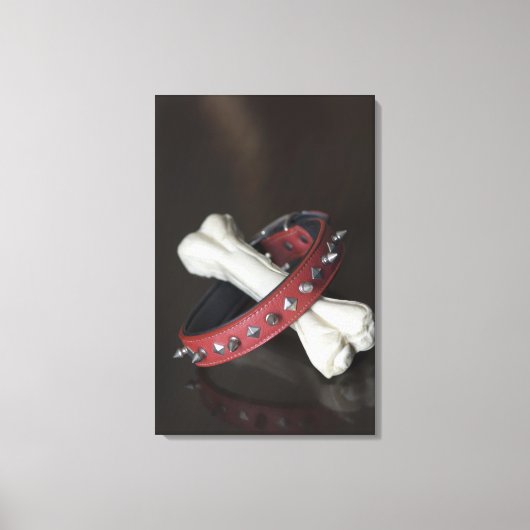 ペット用首輪と犬の骨のクローズアップ キャンバスプリント (正面)