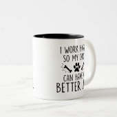 ペット、私は懸命を働く私の犬、おもしろい犬所有者ギフト ツートーンマグカップ (正面右)