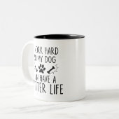 ペット、私は懸命を働く私の犬、おもしろい犬所有者ギフト ツートーンマグカップ (正面左)