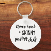 ペティシシェフユーモアは決してスキニーなペティシシェフを信頼しない キーホルダー (正面)