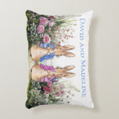 ペテロとフロプシーを庭の双子の名前でパーソナライズ アクセントクッション (正面(垂直))